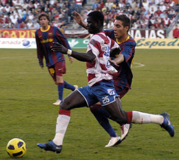 Mensah concuce el balón ante un rival azulgrana (PACO AYALA)