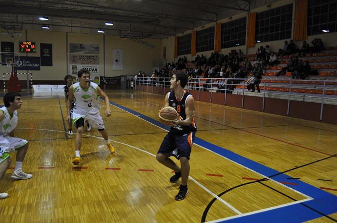 Luis López controla un balón
