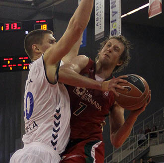 Ingles, que sólo anotó 8 puntos, entra a canasta (PHOTOACB)
