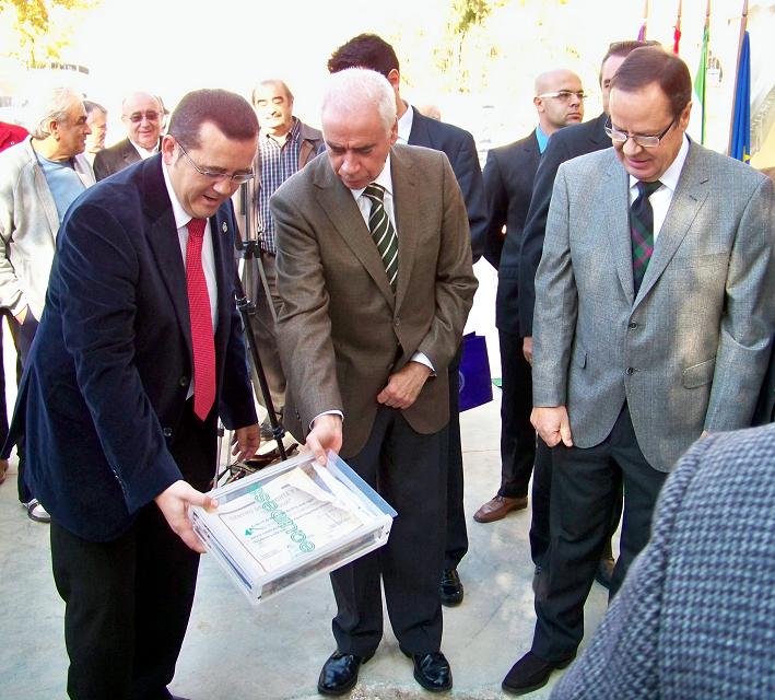 Imagen de la colocación de la primera piedra
