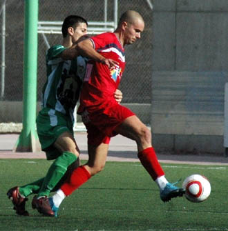 Valentín maneja el balón frente a la presencia de Quiles (MUCHO DEPORTE)