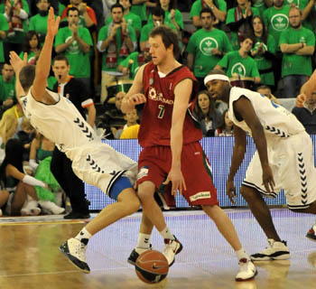 El partido ante Cajasol fue el último de Joe Ingles en Granada (BALDO)