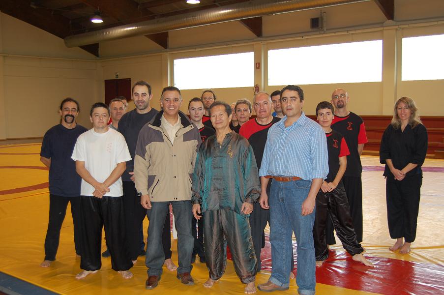 Yuen Ong junto al edil de deportes, Francisco Lorente