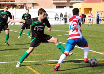 El visitante Che presiona a un jugador rojiblanco (A. RIVERA)