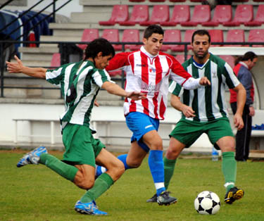 Dos jugadores de Los Marinos intentan frenar a un jugador del Arenas (RIVERA)