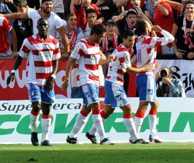 Jugadores del Granada CF, celebrando un gol de Benítez. (GRJ)