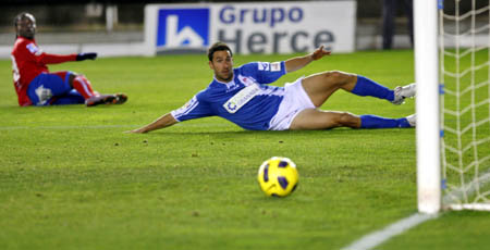 Iñigo López observa como un balón de Cedric sale junto al palo (HERALDO DE SORIA)