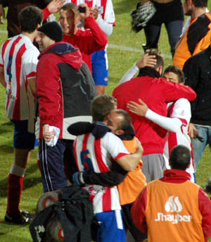 Los jugadores locales celebran la victoria (ALONSO)
