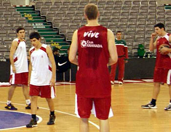 Los jugadores del filial en un entreno con la primera plantilla (CBG)