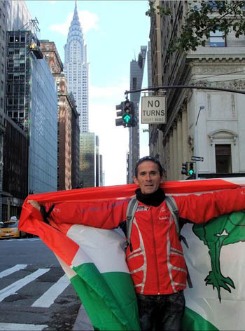 Juan Antonio Ruiz Navarro con el edificio Chrysler al fondo