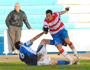 Migue España en una acción ante el CD Vera (A. RIVERA)