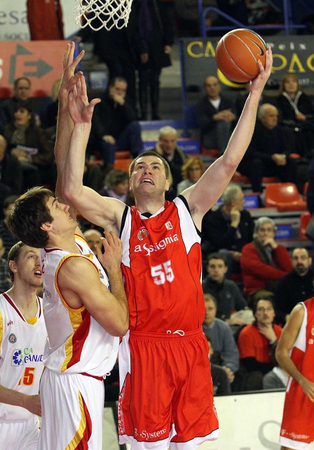 Uros Slokar destrozó el juego interior granadino durante la primera mitad (ACBMEDIA)