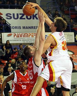 Kurk pone un tapón a un jugador de Manresa (PHOTOACB)