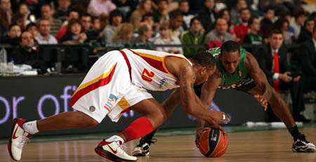 Andre Owens, que tuvo que jugar muchos minutos de base, en una acción (PHOTO ACB)
