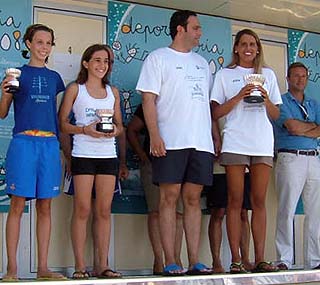 Estela Orozco, a la derecha, en la entrega de trofeos (GRJ)