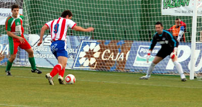 El local Hans en una acción ante el portero visitante (ALONSO)