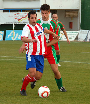 Dieguito, jugador del Baza, presionado por un rival (ALONSO)