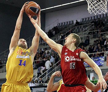 Korolev en una acción del partido ante Estudiantes (CBGRANADA.COM)