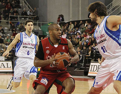 Andre Owens encara al visitante David Doblas (PHOTOACB)