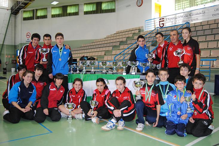 Los protagonistas posando con sus trofeos
