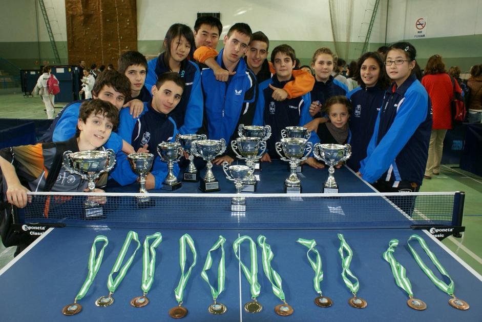 Los palistas zubienses posan con sus preseas