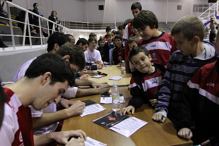 Los jugadores del CB Granada firmaron autógrafos a los niños