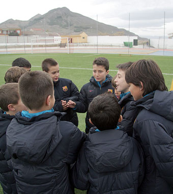 Jugadores del FC Barcelona en el estadio `La Victoria` de Pinos Puente