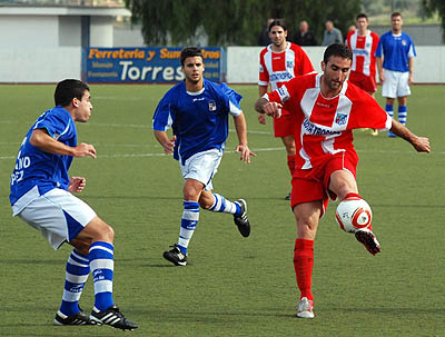 Jorge Manrique, autor del gol, en una acción ante el Alhaurino (MUCHO DEPORTE)