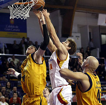 Kurz busca el rebote entre dos jugadores del Gran Canaria (PHOTO ACB)