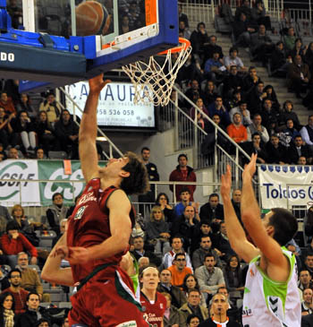 Robert Kurz, máximo reboteador, en una acción ante Unicaja (BALDO)
