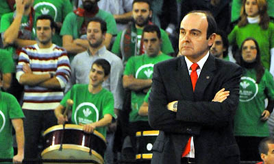 Trifón Poch, entrenador del CB Granada, durante el partido (BALDOMERO)