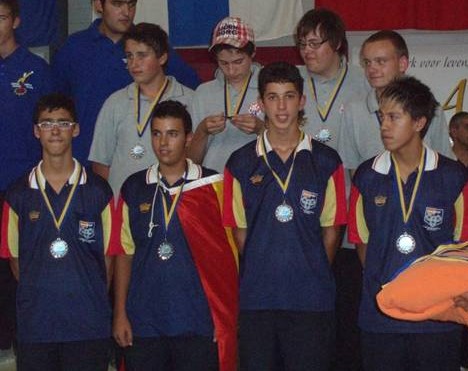 Pedro L. Garcia Lisón posa con su medalla