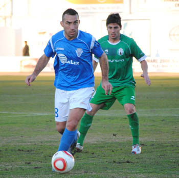 Jesús Sierra maneja el balón ante un jugador jienense (A. RIVERA)