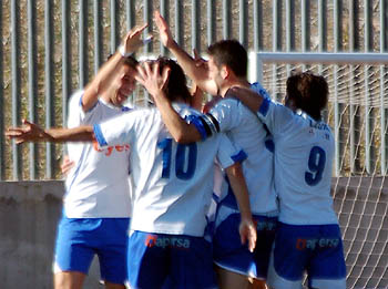 Los lojeños celebrando uno de los goles ante el Comarca Níjar (CASTILLO)