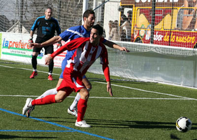 Escalona cubre al armillero Israel en una acción del derbi provincial (M. LÓPEZ)