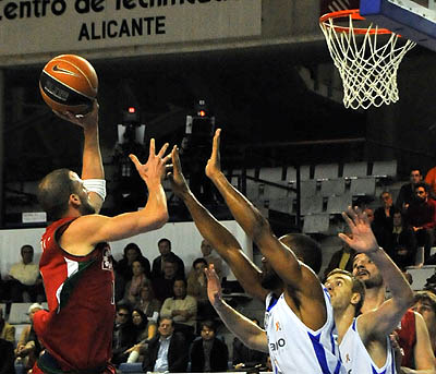 Nico Gianella en una entrada a canasta en el partido ante Meridiano Alicante (BALDOMERO) 