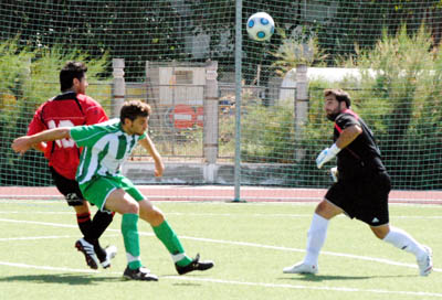 Jugada del encuentro Atarfe-Cúllar Vega de la primera vuelta (A. RIVERA)