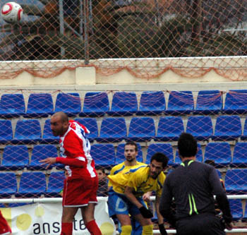 Una acción del derbi entre Huétor Tajar y Motril (MUCHO DEPORTE)