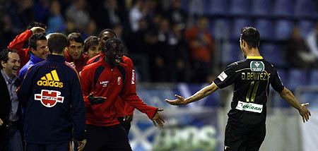 Benítez fue titular y celebró el primer gol con el banquillo rojiblanco (AZULYBLANCO.COM)