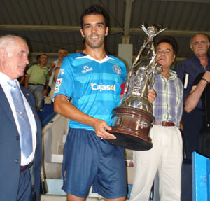 Iago Bouzon recoge el trofeo para el Decano