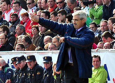Fabri González, dando instrucciones desde el campo (BALDOMERO)