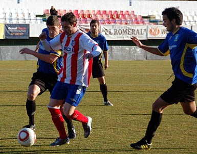El debutante Javaloy conduce el balón ante el Comarca de Níjar (ALONSO)