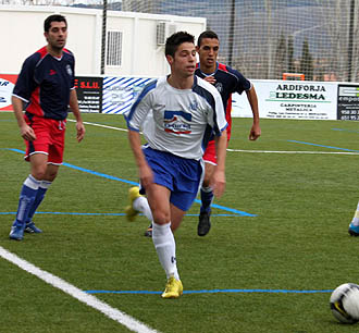 El local Alvarito conduce el cuero ante varios rivales (M. LÓPEZ)