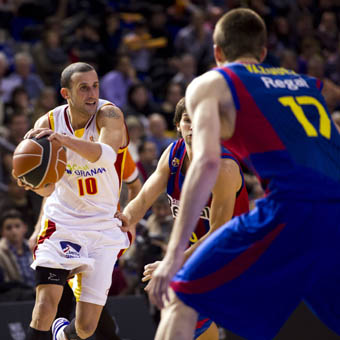 Gianella en una acción del partido en el Palau Blaugrana (PHOTOACB)