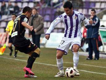 Orellana intenta frenar al pucelano Peña (REALVALLADOLID.ES)