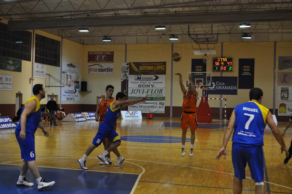 Alcaraz lanzando de tres
