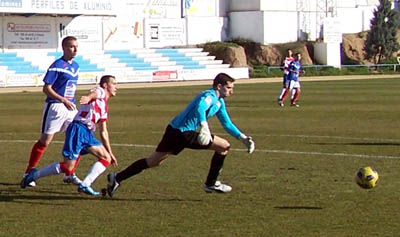 Una acción del encuentro entre Granada B y At. Monachil (LÁZARO)