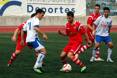 El lojeño Luis Enrique disputa un balón con un jugador del At. Mancha Real (CASTILLO)