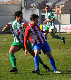 Ismael Padial defendido por el atarfeño Triana (BALDO)