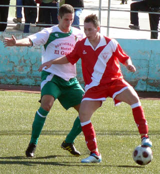 El visitante Miguel controla el cuero ante Álvaro (SAVONA)